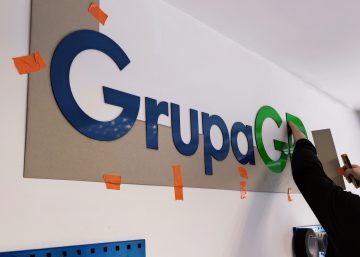Litery płaskie w biurze, logo na ścianie, producent oznakowania firm mkdesign.pl - reklama