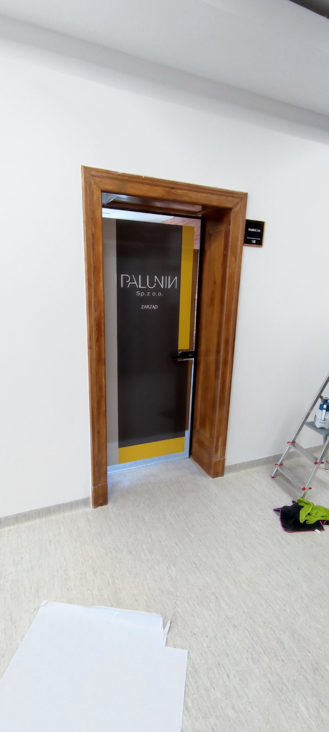 Oklejanie drzwi folią zadrukowanąi zalaminowaną dla Palunin w Bytomiu - www.mkdesign.pl