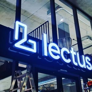 Litery blokowe, podświetlane dla firmy LECTUS w Katowicach - mkdesign.pl Producent oznakowania firm